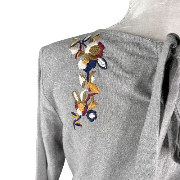 THML Riverside Top Small Gray Embroidered Floral Bell Sleeves Tie New - Picture 7 of 11